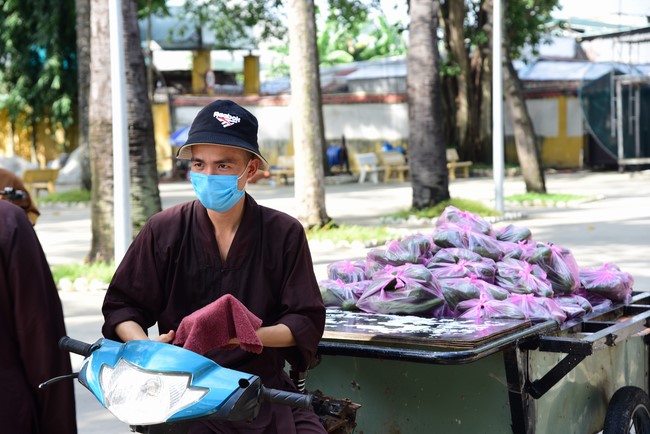 Continuing to support people in need in the Covid-19 pandemic of Hoang Phap Pagoda (series 4)